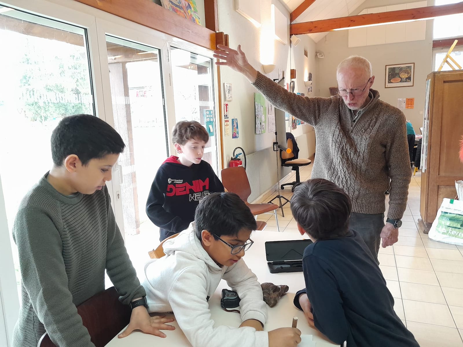 Herr Fauchon und die Schüler mit Fossilien