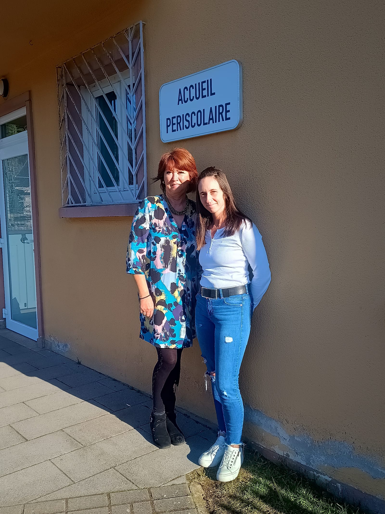 Patricia und Olivia vor der Nachmittagsbetreuung
