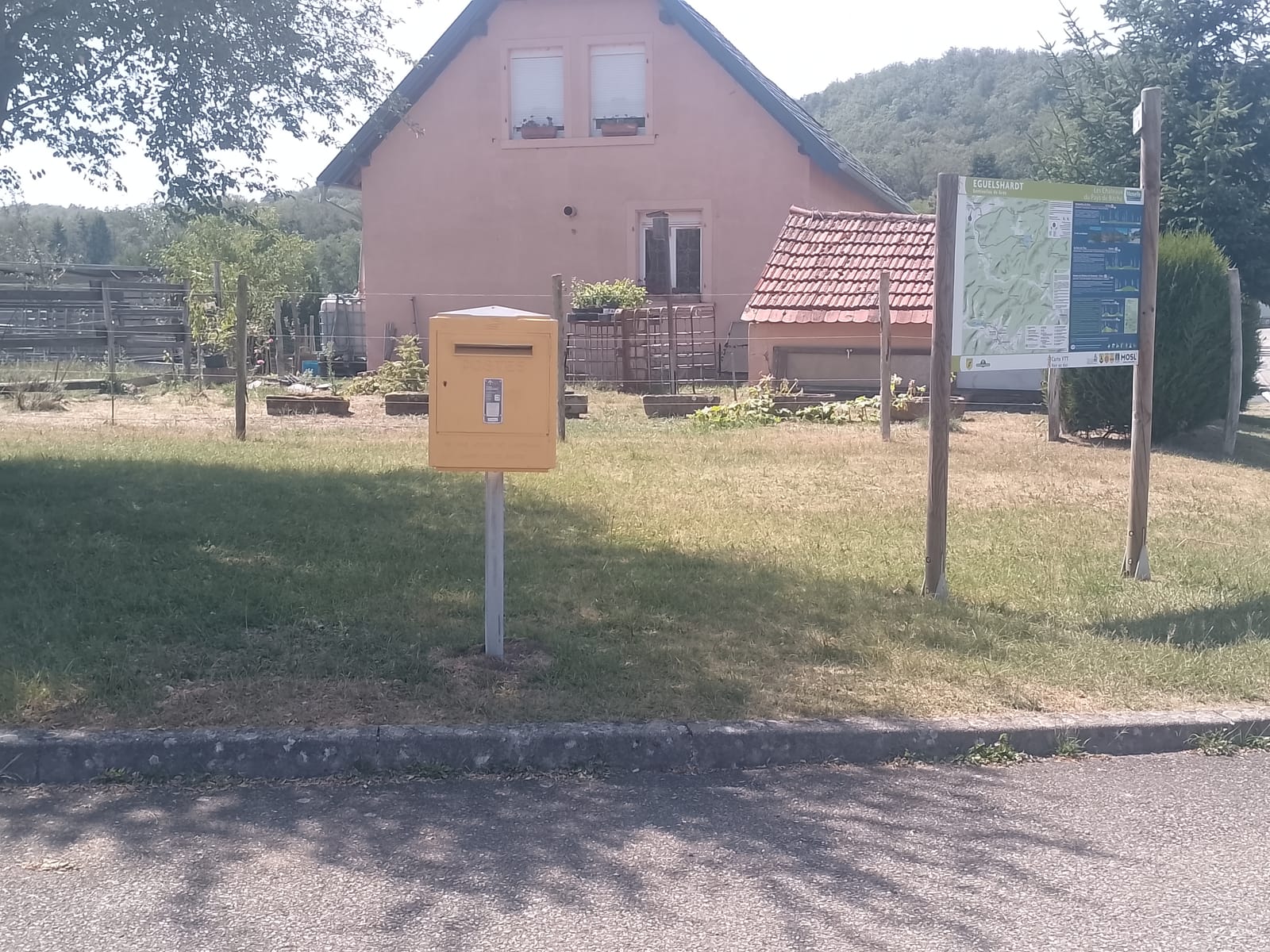 Der Briefkasten von La Poste auf der Place de l'Église