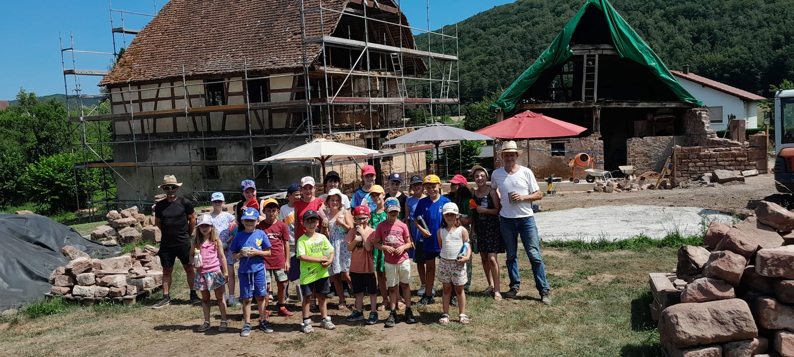 Die Schüler auf der Baustelle des Fachwerkhauses