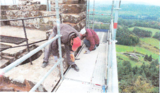 Restaurierungsarbeiten auf dem Gerüst der Burg Waldeck