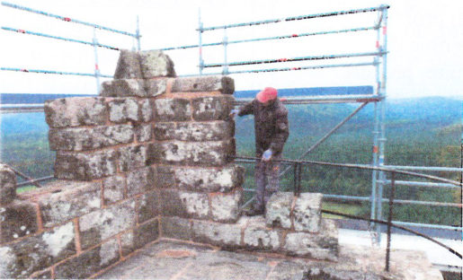 Restaurierung der Mauern des Bergfrieds der Burg Waldeck