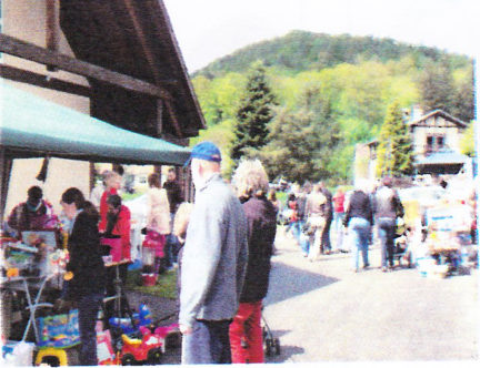Stände und Besucher des Flohmarkts auf der Straße