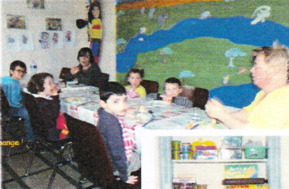 Kinder der Schulbetreuung am Tisch