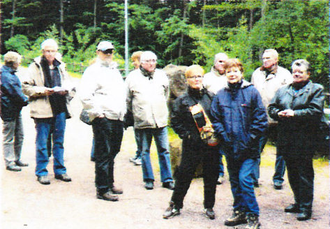 Die Senioren beim Ausflug im Wald