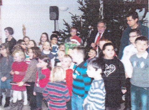 Die Schulkinder singen vor dem Weihnachtsbaum in der Salle Rapin