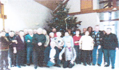 Mitglieder des Seniorenclubs vor dem Weihnachtsbaum