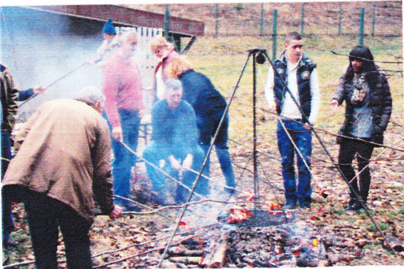 Grillen am Feuer beim Speckfest