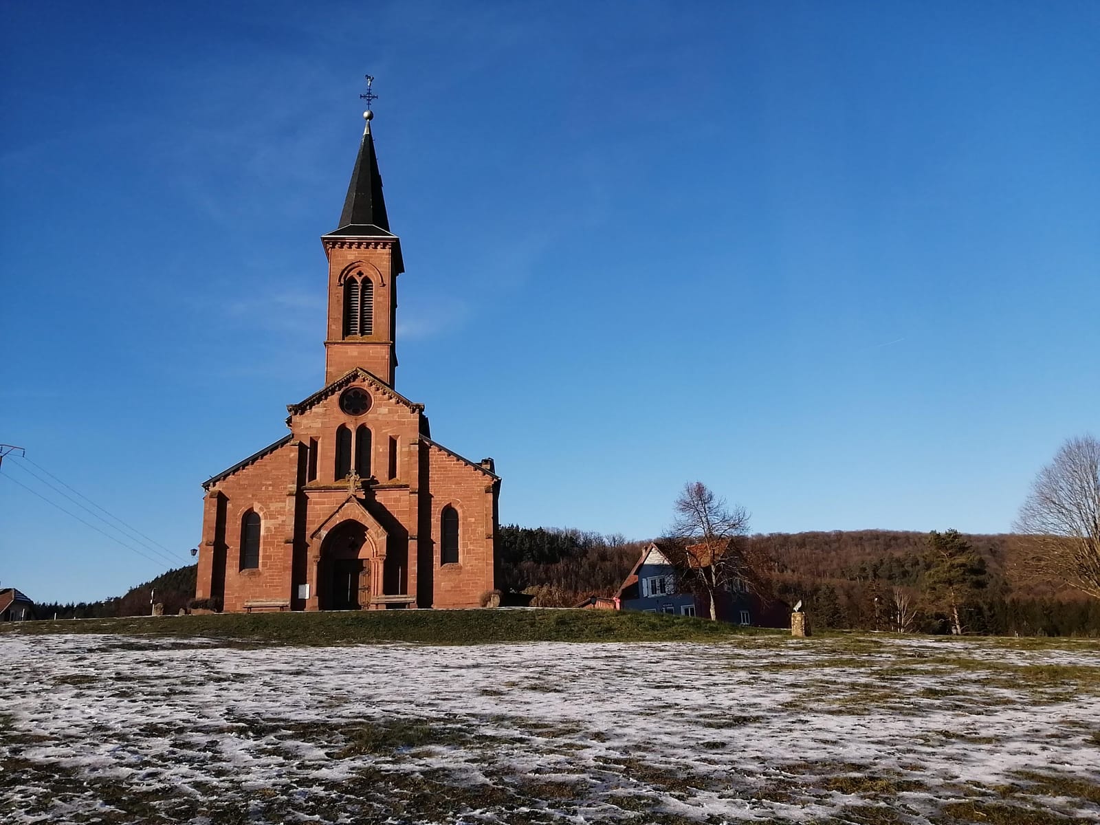 Die Heilig-Kreuz-Kirche im Schnee