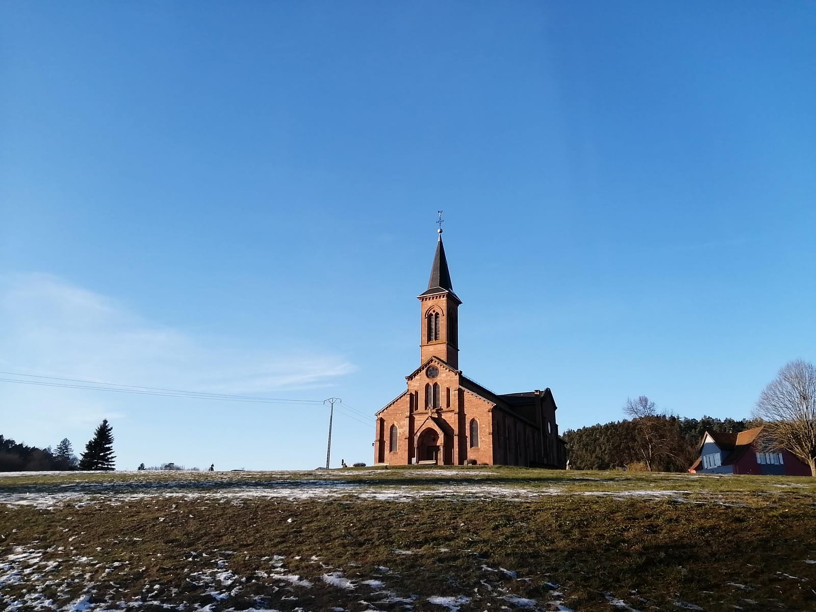 Die Heilig-Kreuz-Kirche im Schnee