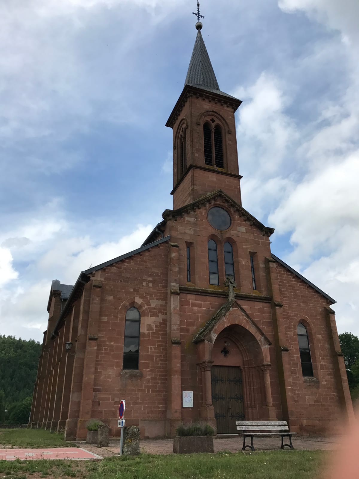 Die Heilig-Kreuz-Kirche in Eguelshardt