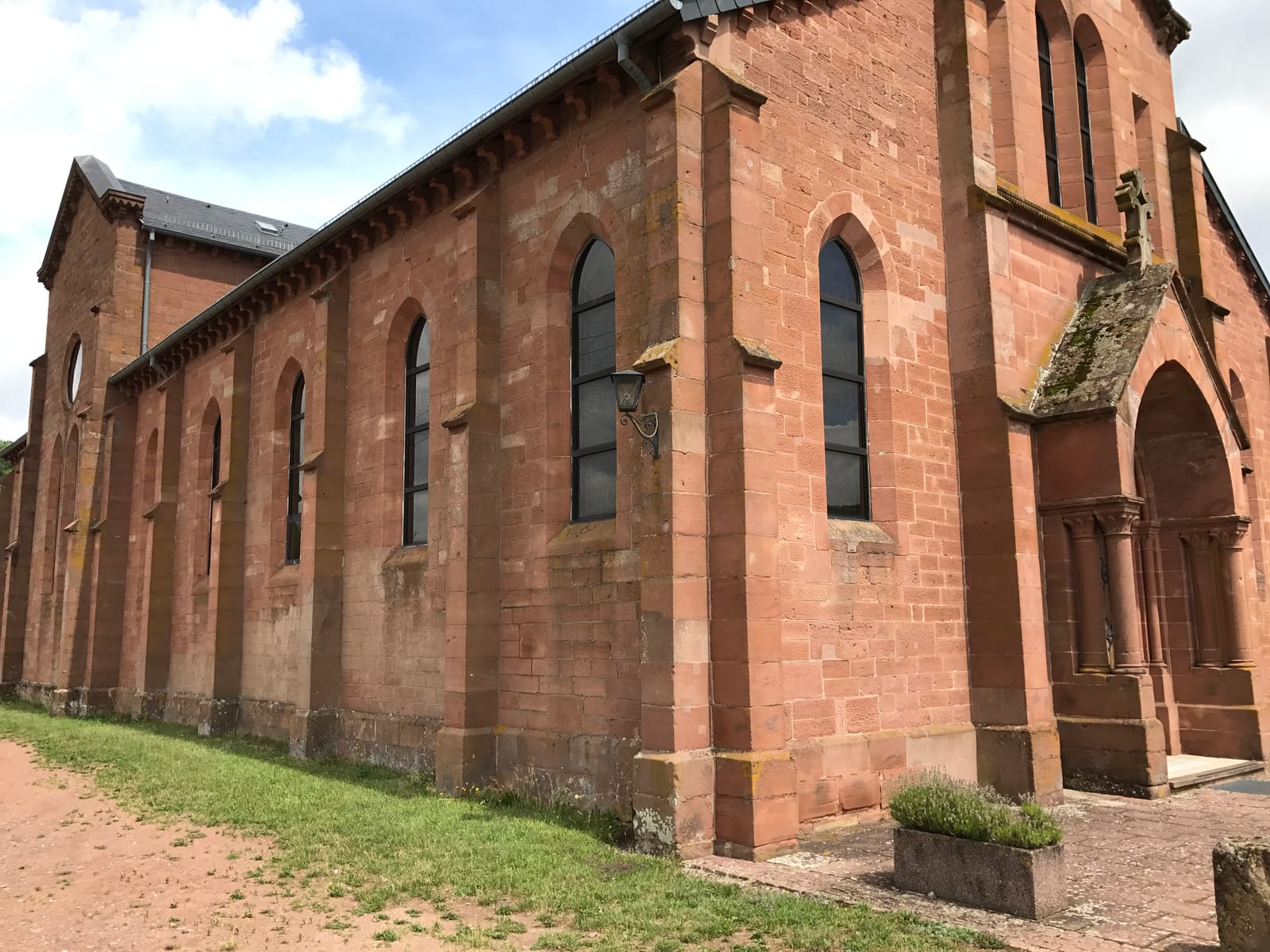 Die Heilig-Kreuz-Kirche in Eguelshardt